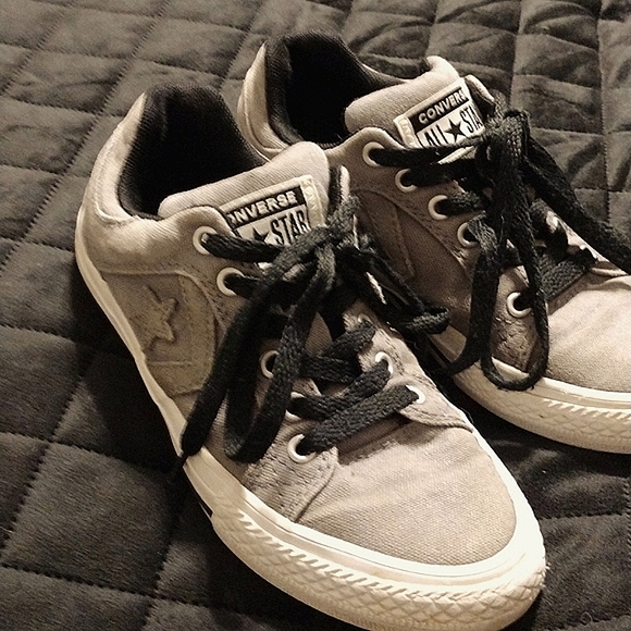 💜5/$25💜Converse Size 1 Youth - Picture 1 of 7